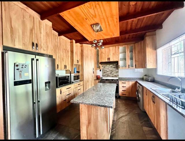 6 BEDROOM HOUSE FOR SALE IN BLACKRIDGE